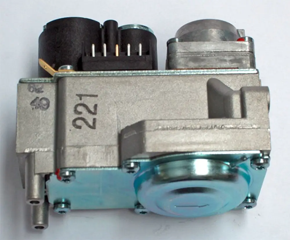 Gasventil von Daikin mit metallischem Gehäuse und elektrischen Anschlüssen, geeignet für den Einsatz in Heizsystemen.